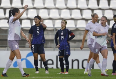 写真:【日本―ノルウェー】前半、ノルウェーに先制され、ぼうぜんとする高橋(5)と長谷川(14)=ラリネア(共同)