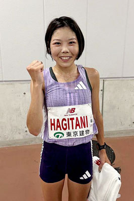 写真:東京レガシーハーフマラソンのレース後、ポーズを取る萩谷楓=国立競技場