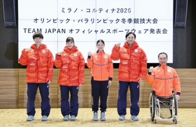 写真:ミラノ・コルティナ冬季五輪・パラリンピックの日本選手団公式スポーツウエアを披露する(左から)森重航、浮田留衣ら=29日、東京都新宿区