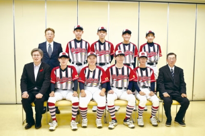 写真:堀井市長に全国での活躍を誓った西胆振BBCの選手ら
