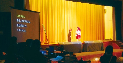 写真:「赤ずきん」の劇を熱演する子どもたち