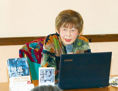写真:「脱露」と近作「知里幸恵 日記・書簡集」を前に、シベリア民間人抑留の実態について語る石村さん
