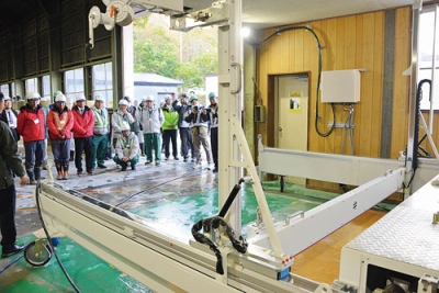 写真:建設用3Dプリンターを見学する参加者ら