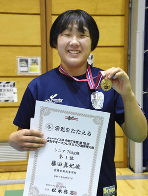 写真:レスリングの全日本女子オープン選手権で優勝した藤田真妃琉=静岡県焼津市