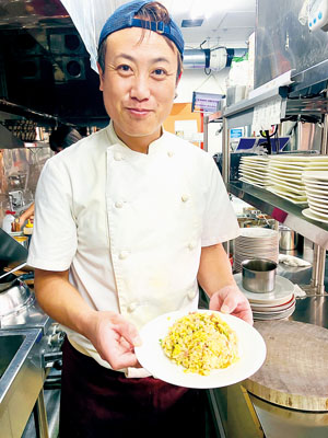 写真:自慢のチャーハンと尹代表社員