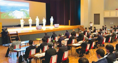 写真:壇上から活動を全国へ発信する洞爺湖有珠火山マイスター