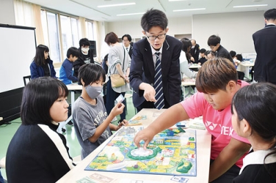 写真:ボードゲームを通し楽しくSDGsを学ぶ東小5年生ら