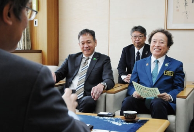 写真:伊達市を公式訪問した玉井ガバナー(右)