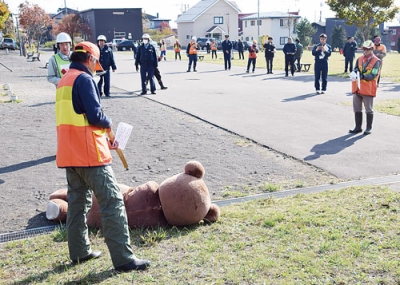 写真:市街地周辺に出没したヒグマの緊急銃猟を想定した訓練