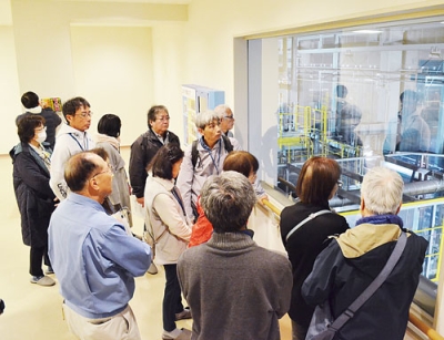 写真:北海道PCB処理事業所を見学する市民ら