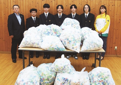 写真:ペットボトルキャップを渡した至極会長(左)と同校生徒会