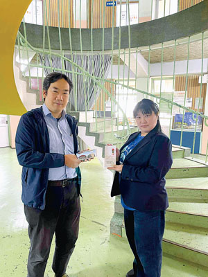 写真:善意を手渡す内藤食品工業の高橋広報課長(右)=提供写真