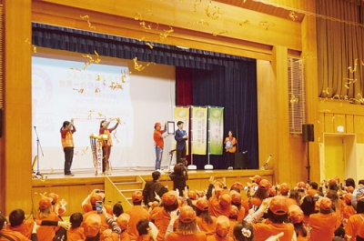 写真:認定員からギネス記録の賞状を受け取った木村理事長