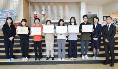 写真:コンクールに入賞した(左から2人目から)小山内さん、山口さん、細木さん、長内さん、宮野さん、沼倉さん