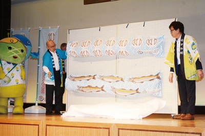 写真:お披露目されたシシャモを模した2匹のこいのぼり