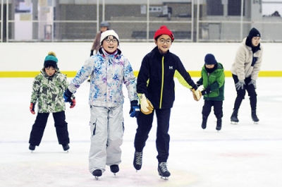 写真:一般営業を開始したリンクで初滑りを楽しむ子どもたち