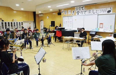 写真:定期演奏会に向けて練習に励む部員ら