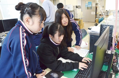 写真:紙面制作を体験する生徒ら