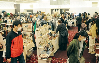 写真:ハンドメードの品を求める来場者でにぎわう会場
