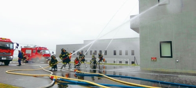 写真:大規模火災を想定し放水を訓練する消防団員ら