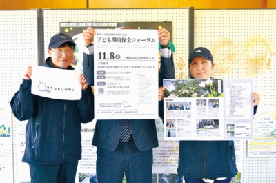 写真:シマエナガのオリジナルタオルを手に来場を呼びかける原田理事長ら(左)