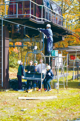 写真:搬器を取り付けるスタッフたち