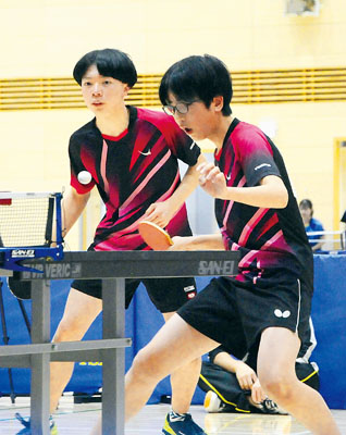 写真:息の合ったプレーで勝利を目指す出場ペア