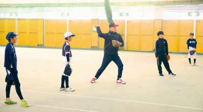 写真:始動した「IB west」。体験練習会で指導する後藤監督(中央)