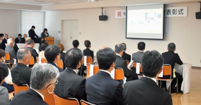 写真:10周年から続くまちの軌跡をスライドショーで振り返る参加者