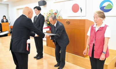 写真:下道町長から表彰状を受け取る功労者
