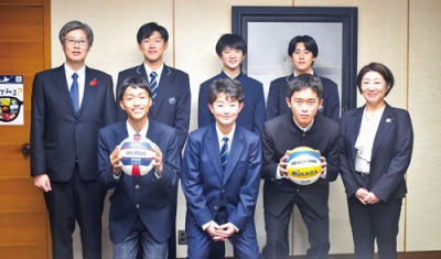 写真:堀井市長(左端)に全国での活躍を報告したZERO’Zの選手たち
