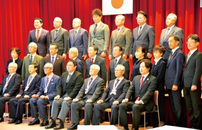写真:表彰を記念して写真撮影に臨む受賞者ら