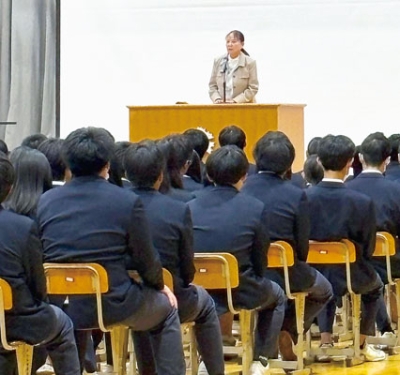 写真:生徒たちに事故の悲惨さや残された遺族の思い、命の大切さについて話す髙石さん