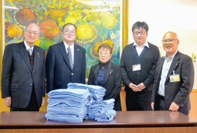 写真:緑風園にタオルを届けた登別LCメンバーら