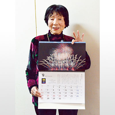 写真:完成したカレンダーをPRする三村副理事長