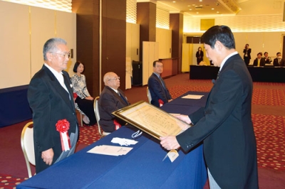 写真:市功労者として表彰される橋本さん(左)