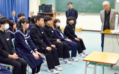 写真:平井さん(右)の解説に耳を傾ける港北中2年生