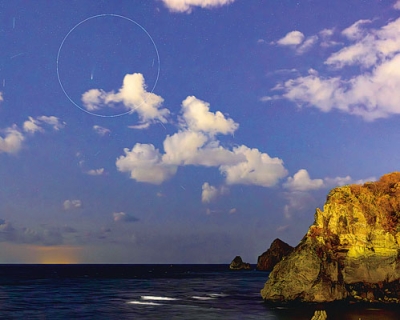 写真:電信浜沖の上空に見えるレモン彗星(円内)=10月29日午後6時9分、室蘭市本町で撮影(提供写真)