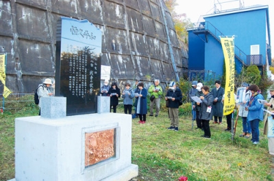 写真:憲法の前文を読み上げる出席者