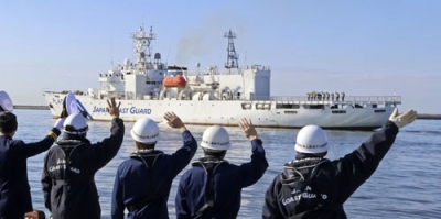 写真:最後の航海に出る巡視船「そうや」を見送る釧路海上保安部の職員=4日午前、釧路市