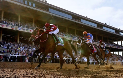 写真:BCクラシックで優勝した坂井瑠星騎乗のフォーエバーヤング(左)=デルマー競馬場(共同)