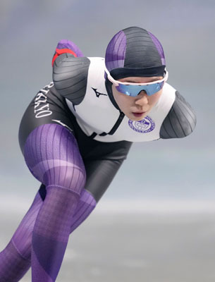 写真:スピードスケート全日本距離別選手権の女子3000メートルで滑走する野明花菜=長野市エムウェーブ