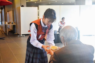 写真:来館者に茶を振る舞いもてなす子ども