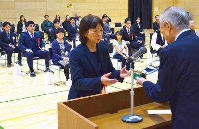 写真:スポーツで功績を残した受賞者をたたえた表彰式