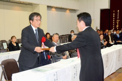 写真:表彰状を受け取る受賞者