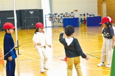 写真:体育の授業を一緒に楽しむ児童ら