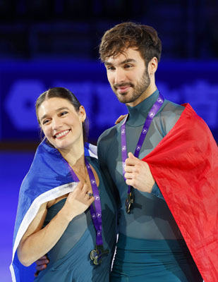 写真:フィギュアスケートGPシリーズ、フランス大会のアイスダンスで優勝した、ギヨーム・シゼロン(右)とロランス・フルニエボードリー=10月、アンジェ(共同)