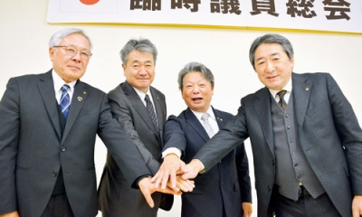 写真:登別商議所の活性化に向けて結束する右から斎藤副会頭、木村会頭、鈴木副会頭、山谷専務理事