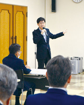写真:DXについて講演する岡田さん