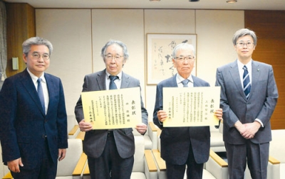 写真:表彰状を手にする上條さん(右から2人目)と坪さん